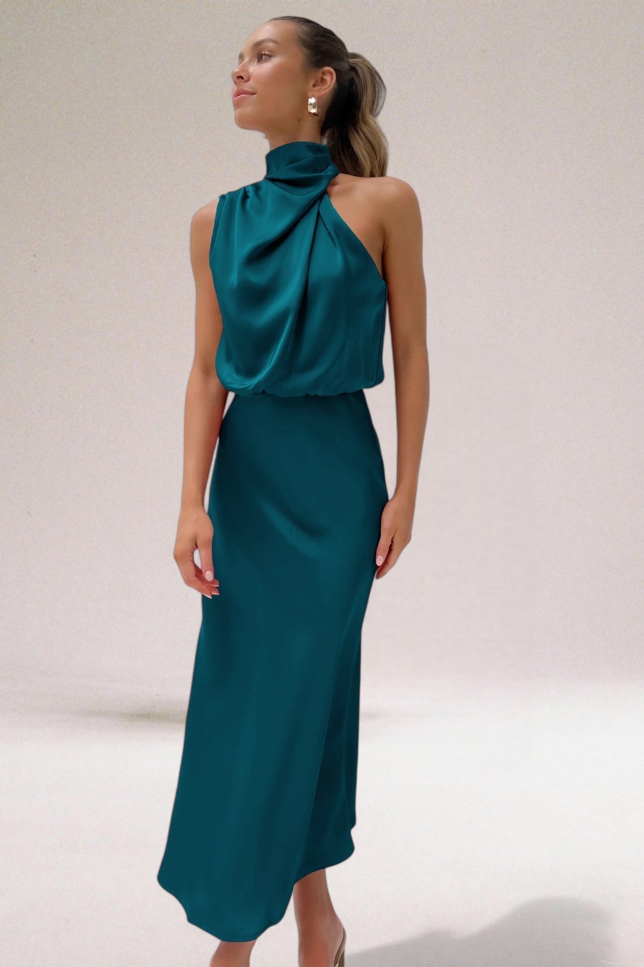 Salonen™ | Glamourmekko satiinista, jossa on halterneck