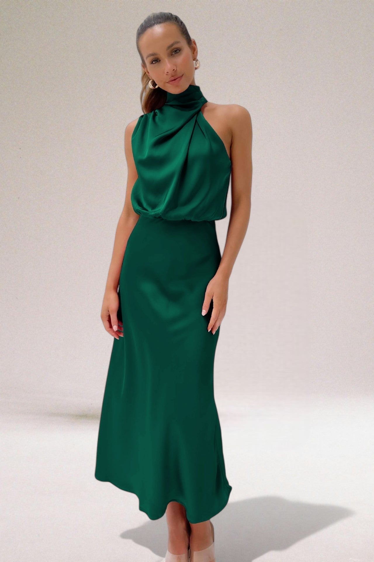 Salonen™ | Glamourmekko satiinista, jossa on halterneck